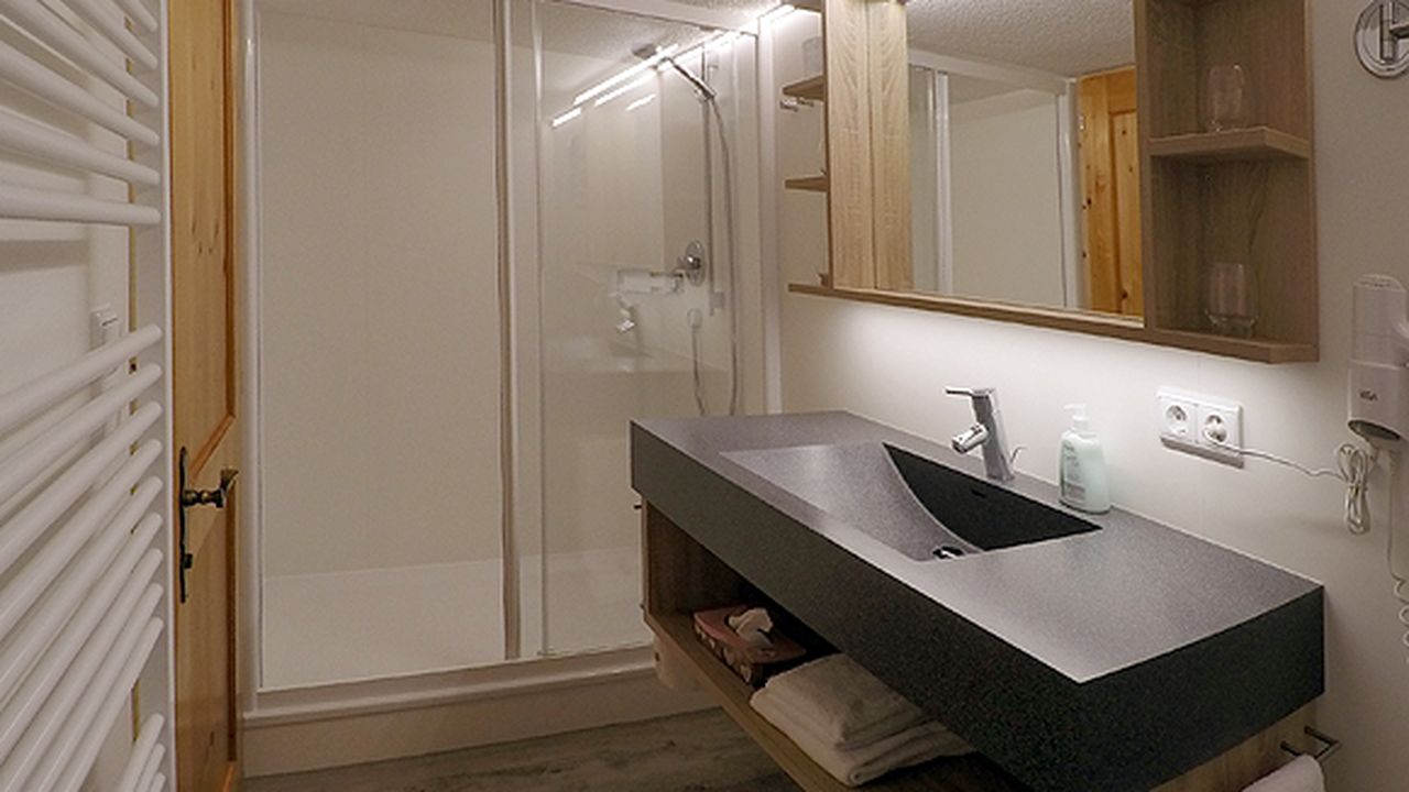 Badezimmer mit Dusche Bauernhaus 2 Badezimmer mit Dusche Bauernhaus 2
